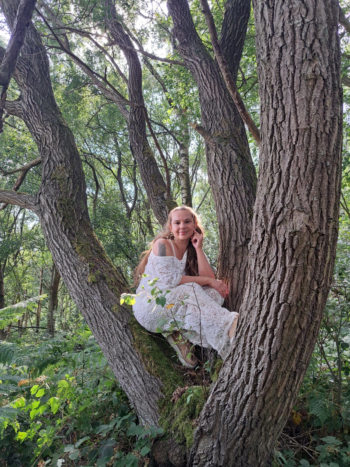 Aynaz in white lace among the branches, second portrait